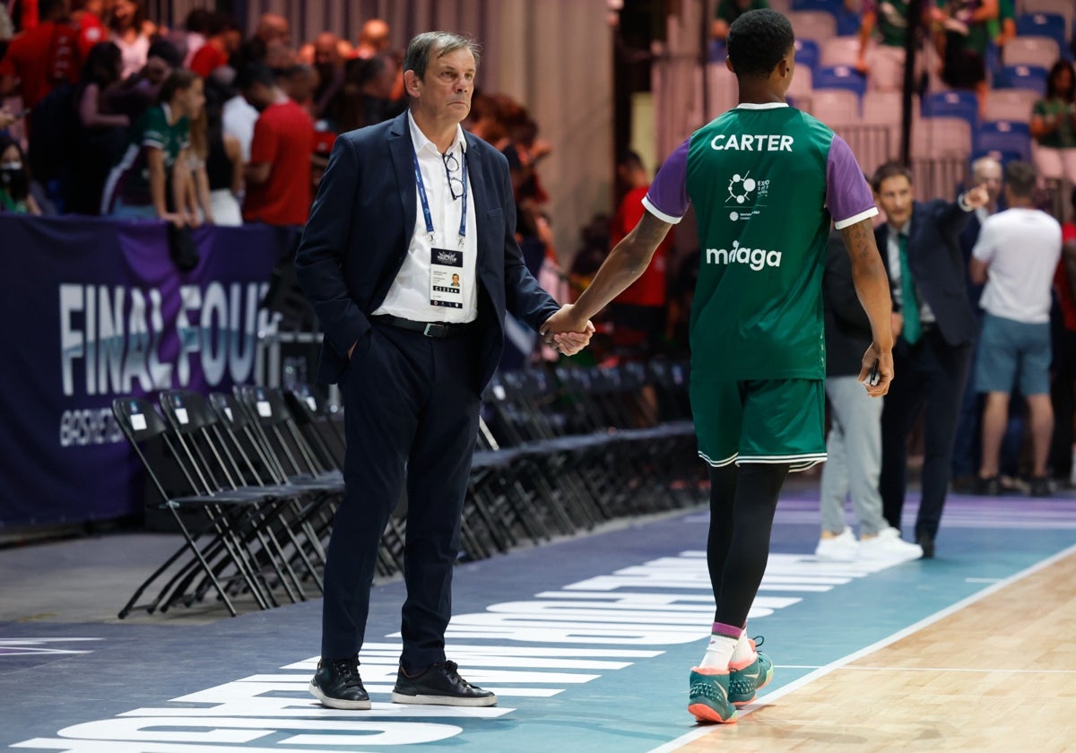 El director deportivo del Unicaja, Juanma Rodríguez, le da la mano a Tyson Carter.