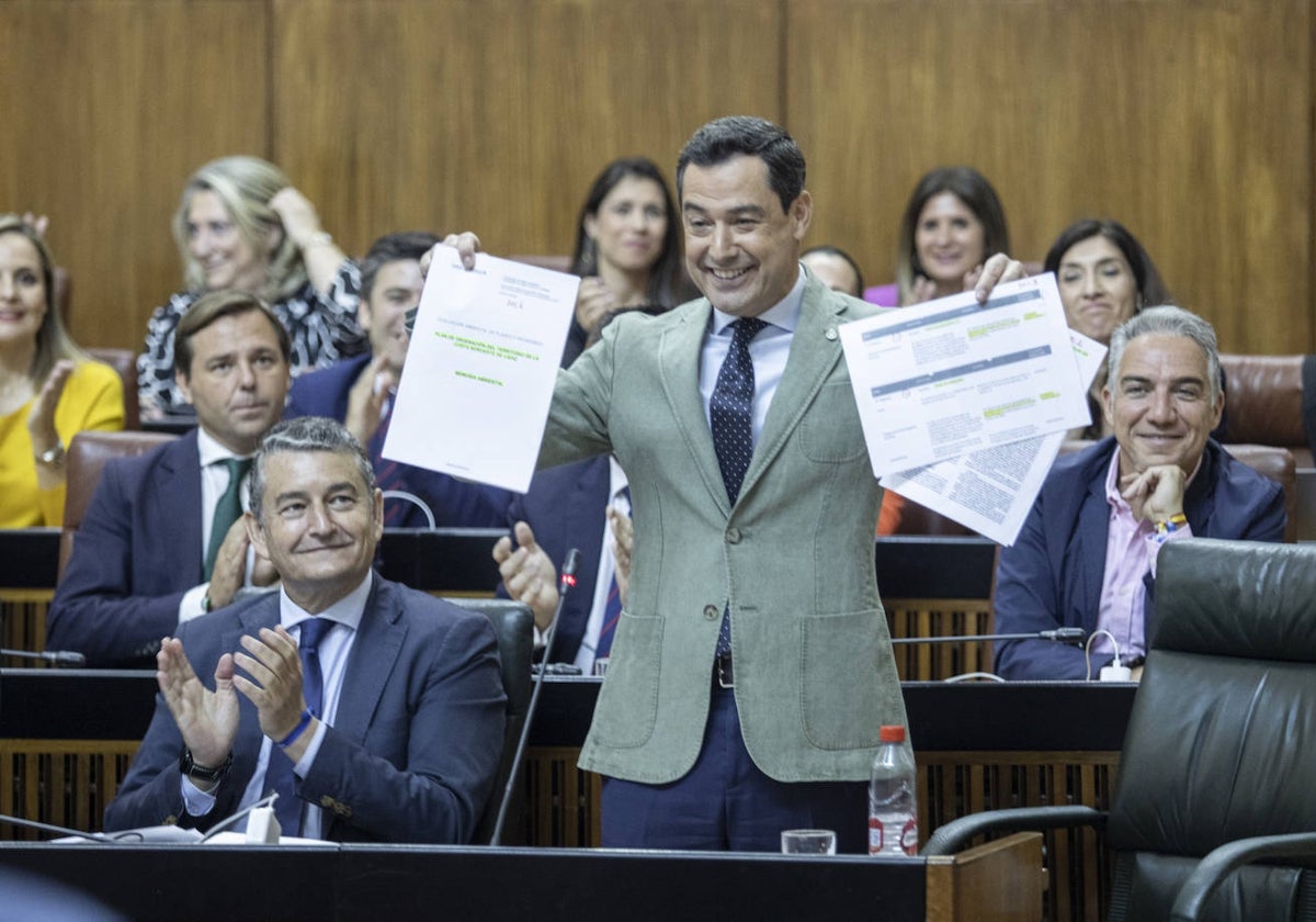 Juanma Moreno, durante la sesión parlamentaria.