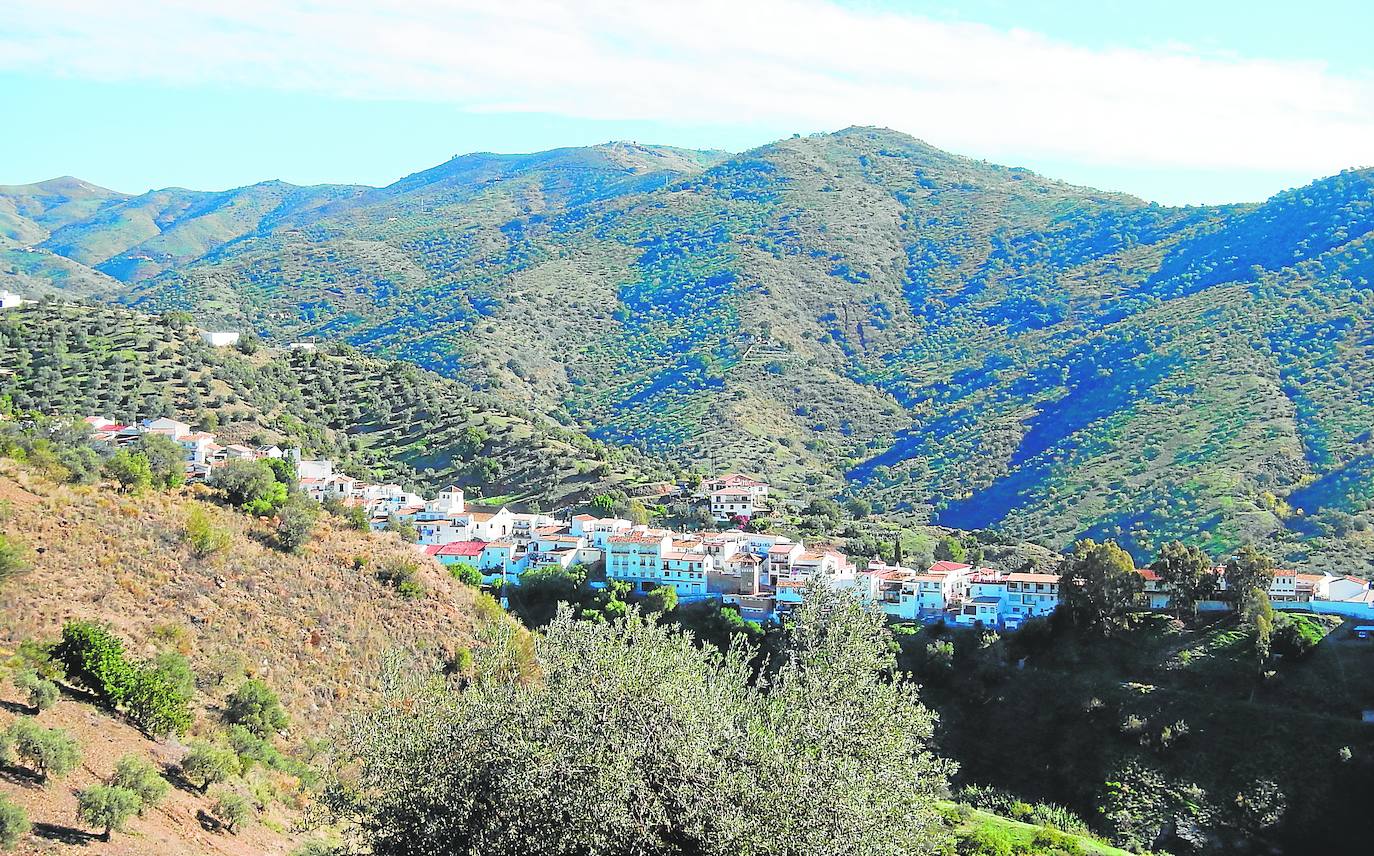 Vista panorámica en la que se aprecia casi todo el casco urbano de Totalán.