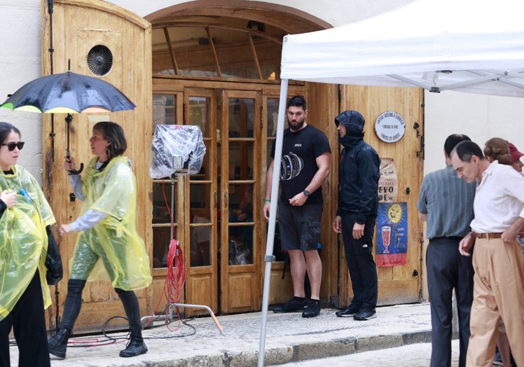 Tras la lluvia, el rodaje continuó en el interior de la Antigua Casa de Guardia.