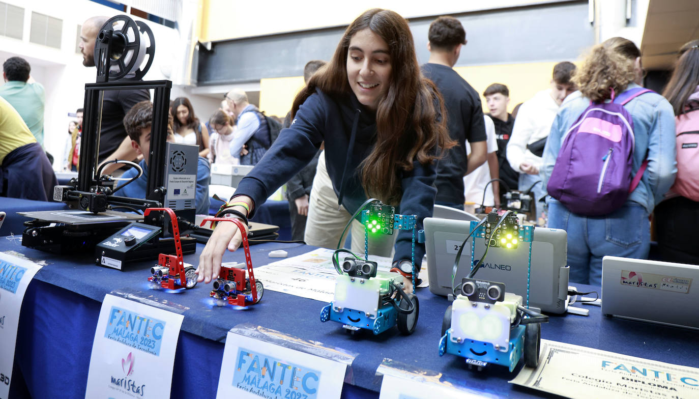 Leire, del colegio Maristas, explica los mecanismos que han preparado para la feria. 