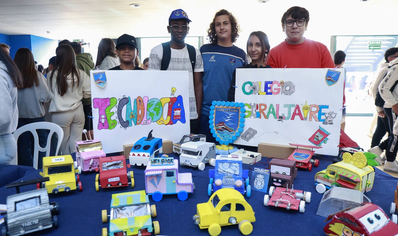 Ismael, Carlos, Samuel, Carmen y Santiago, alumnos de sexto de Secundaria, con los vehículos móviles preparados para la feria.