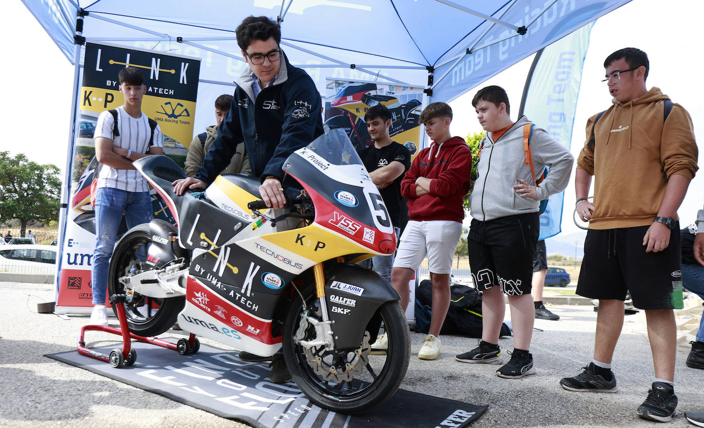 Rafael Pérez pone en marcha la moto eléctrica diseñada y montada por los estudiantes de la Escuela de Ingenierías.