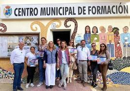 El alcalde, con otros ediles, y los alumnos.