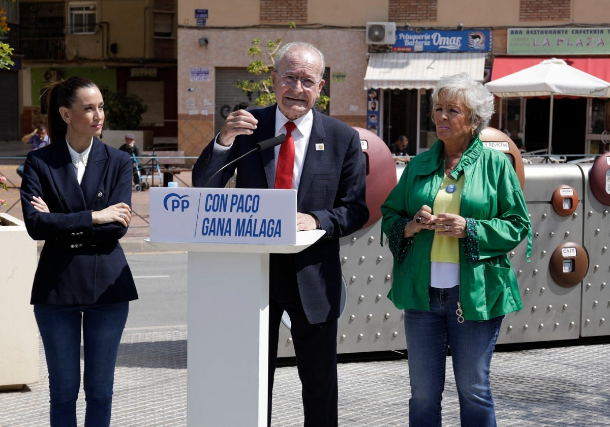 Paco de la Torre, acompañado por Elisa Pérez de Siles y Teresa Porras, presentando sus propuestas para una mejor limpieza en Málaga.