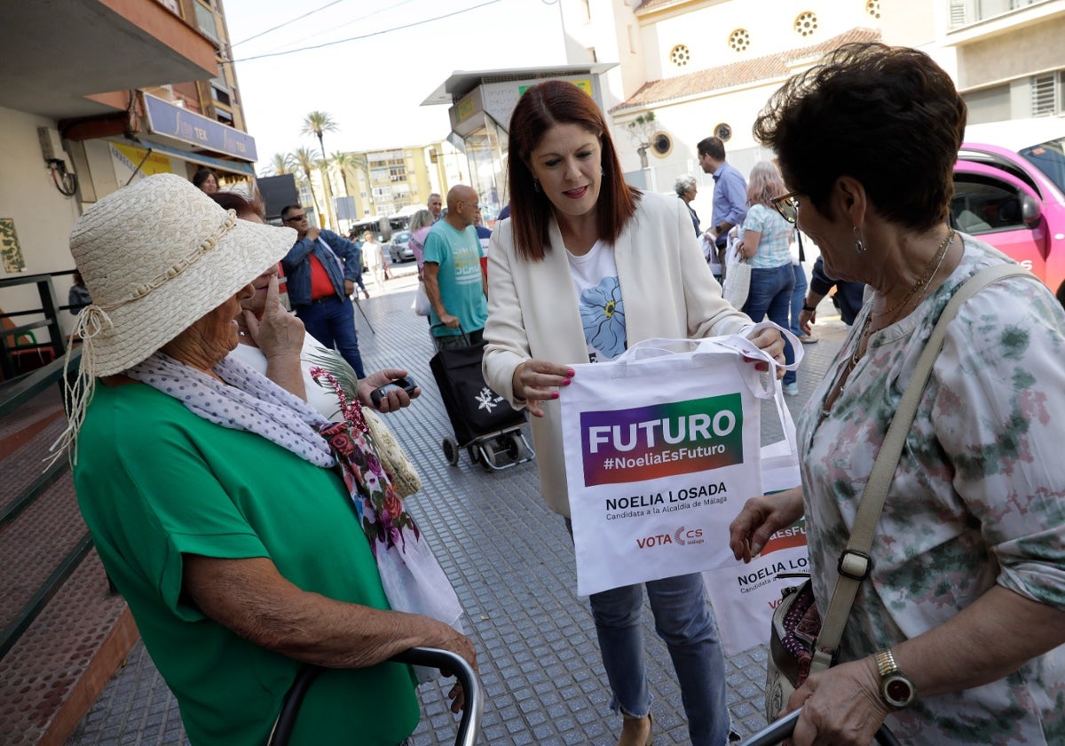 Noelia Losada, este sábado, en el mercado de Huelin, promocionando su candidatura.