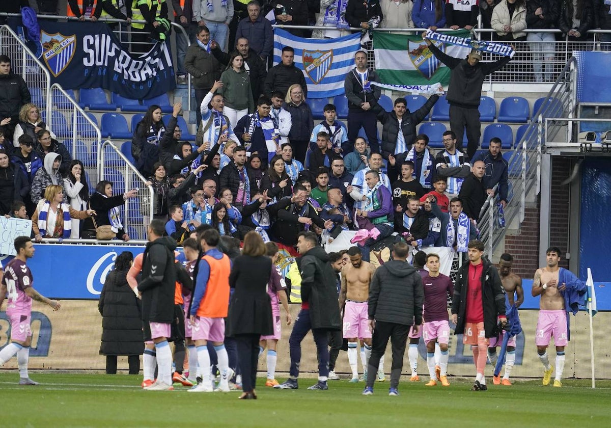 Los jugadores se dirigieron a la zona con aficionados malagueños y les lanzaron sus camisetas.