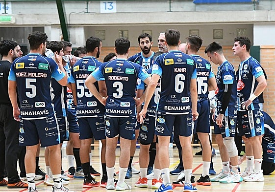 Los jugadores del Trops, durante un tiempo muerto.