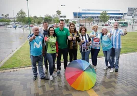 Noelia Losada y parte de su equipo de Ciudadanos, esta mañana vestidos con camisetas de algunos de los equipos de la capital.