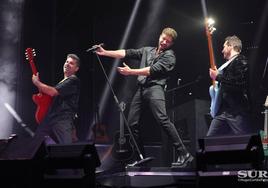Pablo Alborán arrancó con ilusión ayer su nueva gira desde el escenario de Marenostrum Fuengirola, que le abrazó en todo momento.