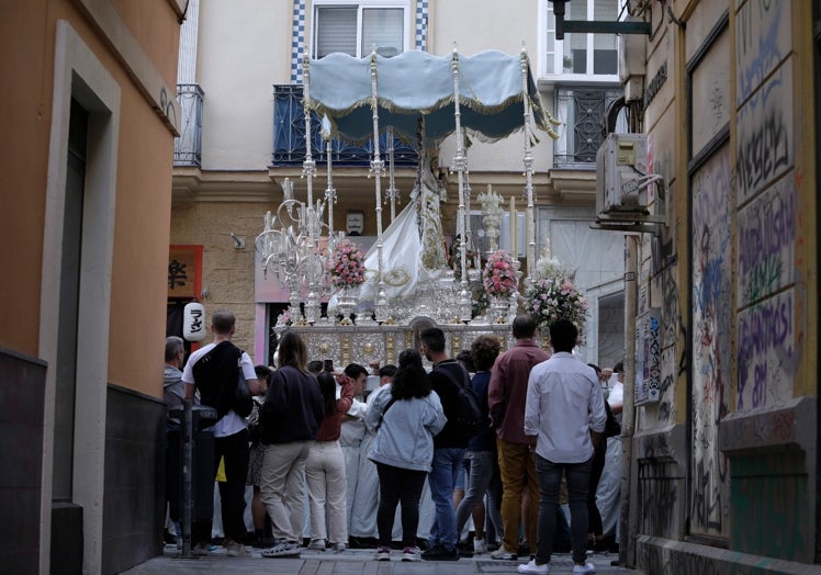 La Virgen de Araceli a su paso por la calle Nosquera.