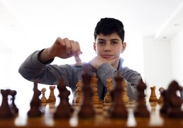 El joven ajedrecista Lorenzo Perea Fruet desplaza el caballo