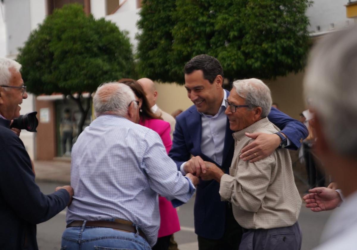 El líder del PP-A, Juanma Moreno, saluda en una visita ayer a Palma del Río (Córdoba).