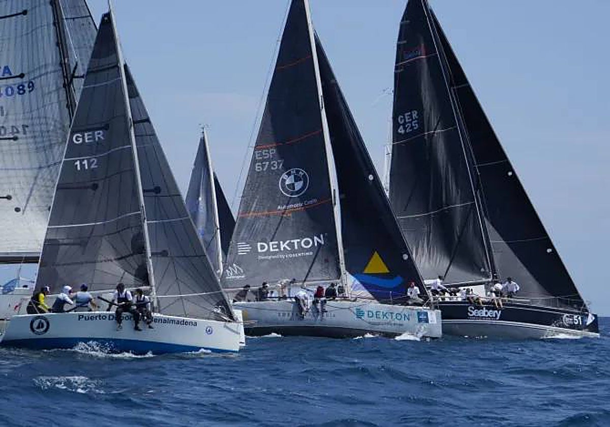 Algunos de los barcos participantes, durante la jornada del viernes.