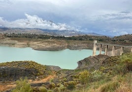 El embalse de La Viñuela sigue por debajo del 10% de su capacidad a pesar de las últimas lluvias.