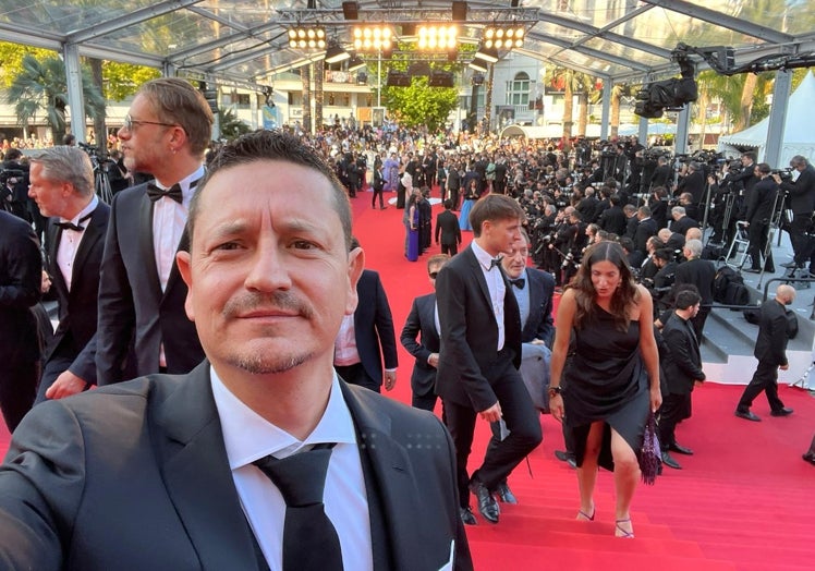 El productor malagueño José Alba hizo ayer de reportero para SUR desde la alfombra roja del Festival de Cannes.