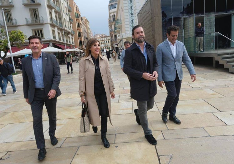 Alcázar, Rueda, Espinosa y Sevilla, en su llegada a calle Alcazabilla.