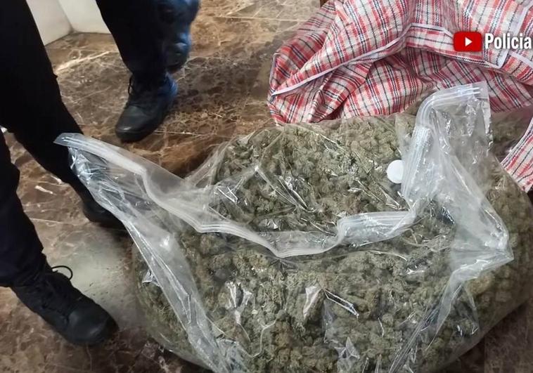 Pillados en Ciudad Jardín con ocho kilos de marihuana ocultos en el maletero