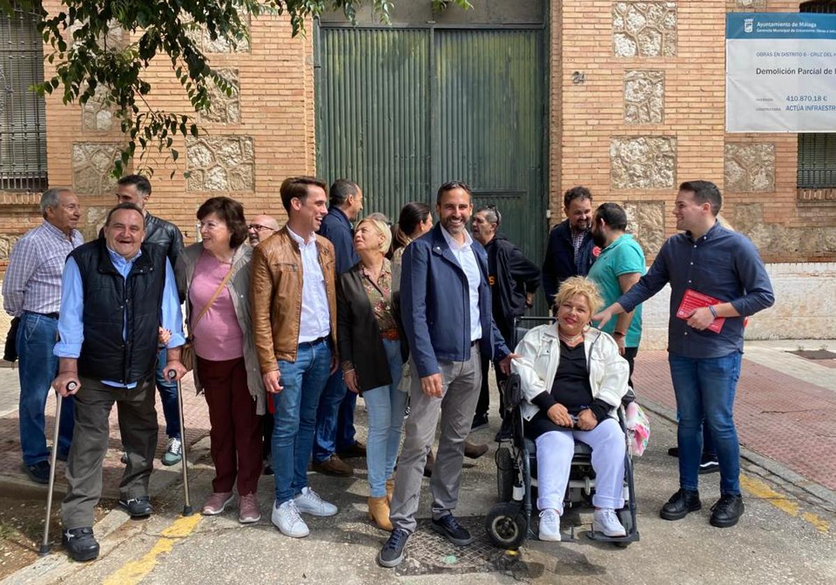 Dani Pérez, junto a candidatos socialistas y vecinos de Cruz de Humilladero, delante de la antigua prisión provincial.