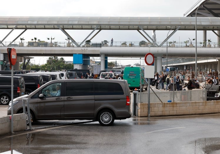 Acceso a la nueva zona de aparcamientos, aún sin punto de control.