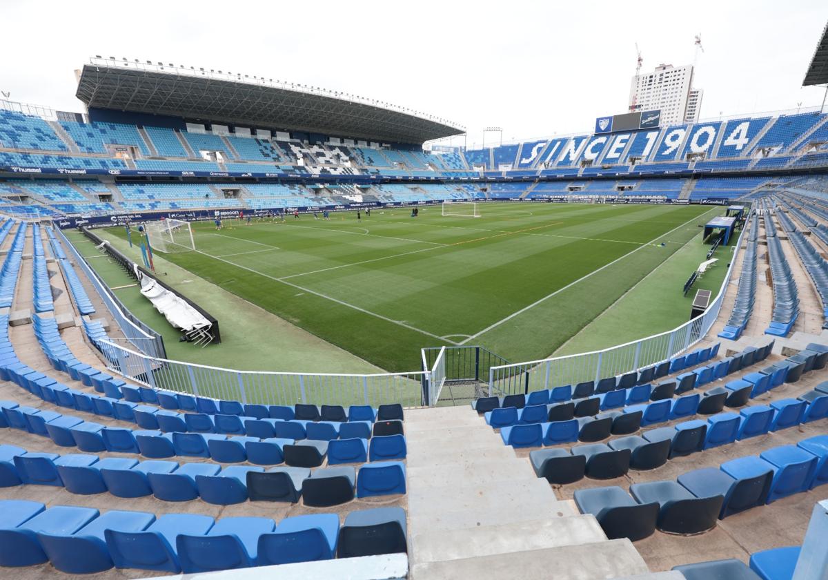 Panorámica del estadio de La Rosaleda durante un entrenamiento del Málaga esta semana.