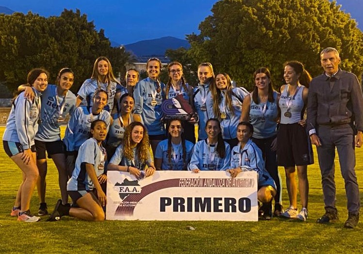 El equipo femenino sub-20 del Trops Cueva de Nerja, en el estadio motrileño.