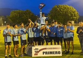 Integrantes del equipo masculino del Trops-Cueva de Nerja, con Enrique López Cuenca.