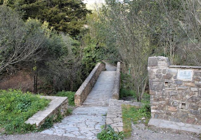 Puente de piedra situado junto a la ruta de Torrijos.