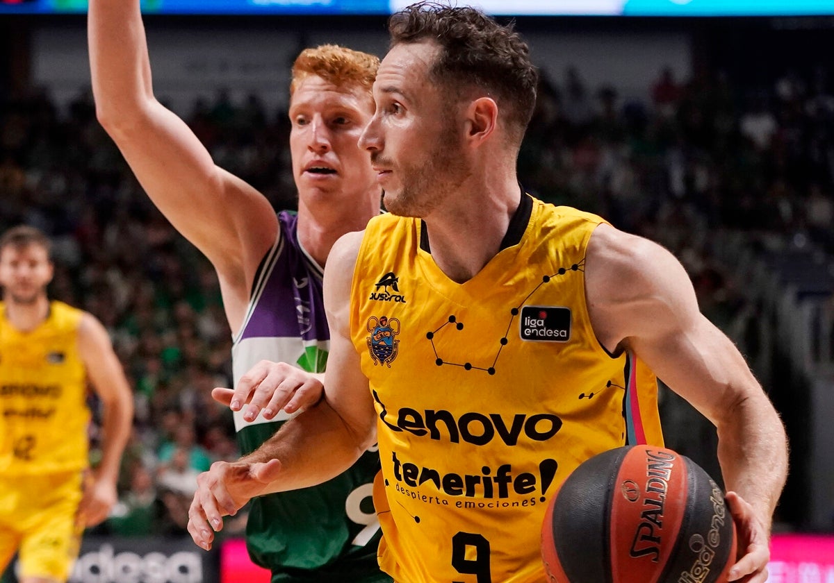 Díaz defiende a Huertes en el último partido entre el Unicaja y el Lenovo Tenerife.