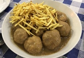 Las albóndigas de choco se sirven con patatas fritas en De Huelva.