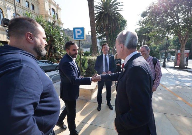 El saludo de Pérez y De la Torre sigue concentrando la atención.