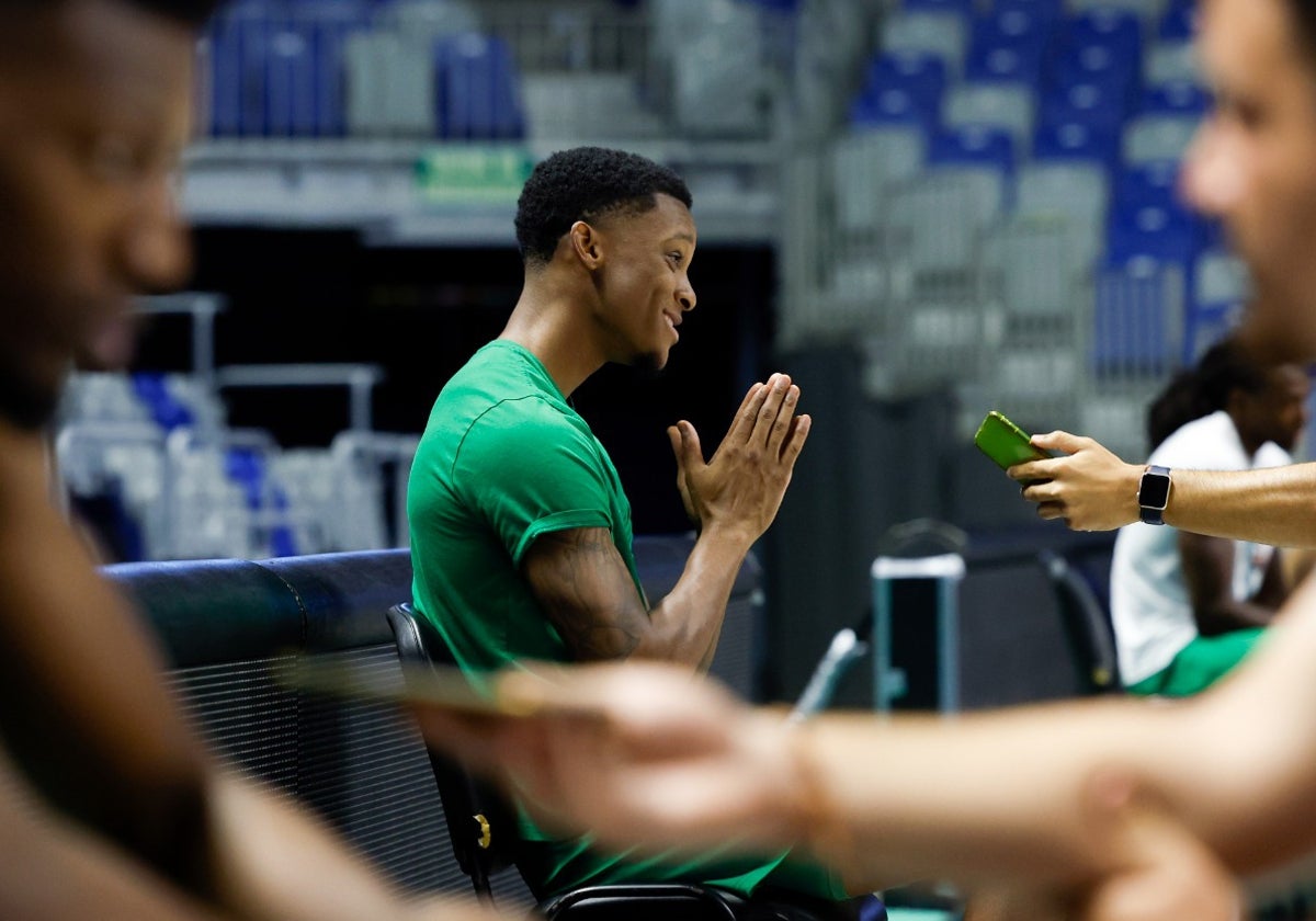 Tyson Carter atiende a un periodista durante una entrevista esta mañana en el Palacio de los Deportes.