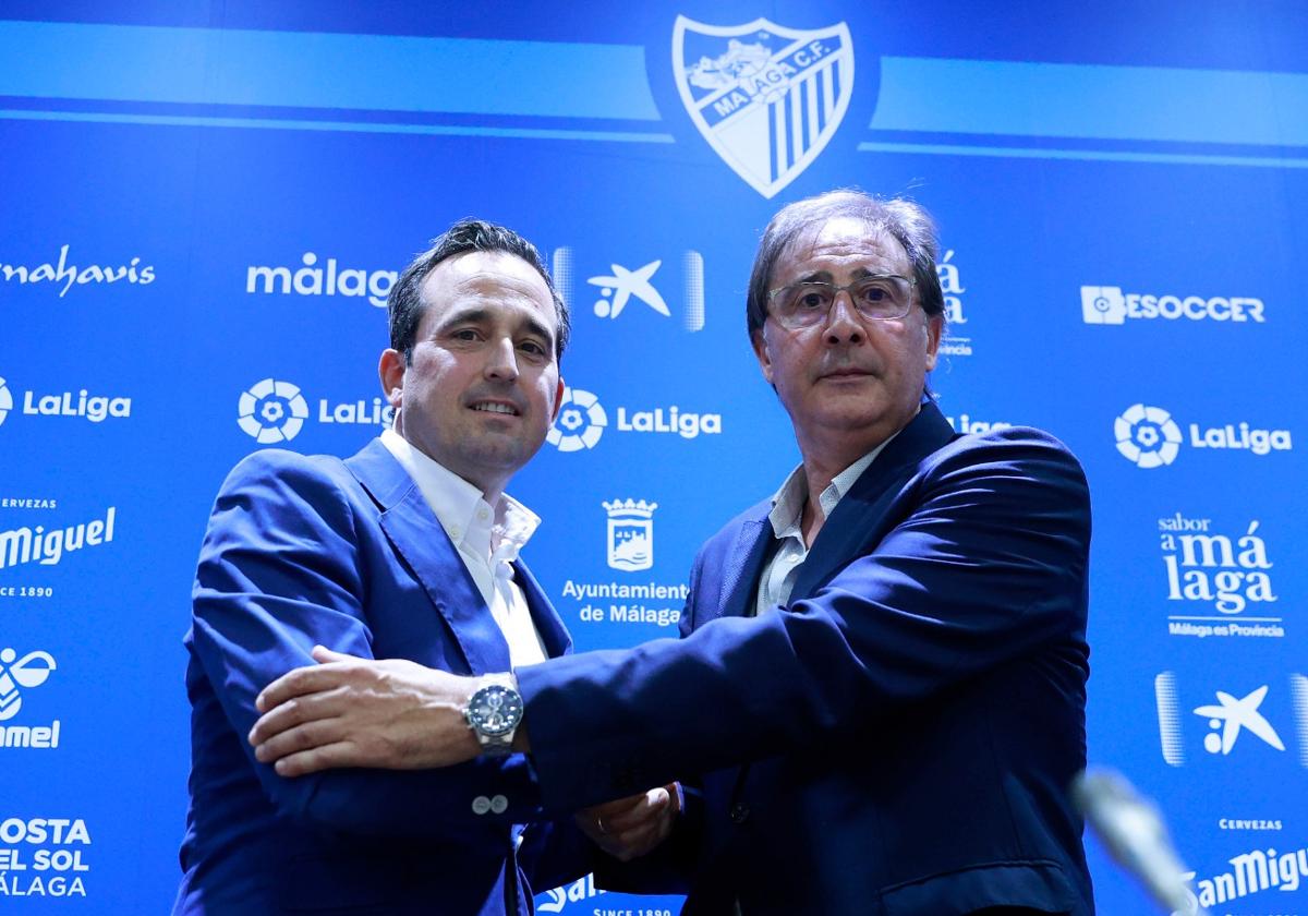 El director general del Málaga, Kike Pérez, y el nuevo director deportivo, Loren Juarros, se dan un apretón de manos durante el acto de presentación.