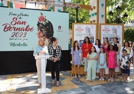 La alcaldesa, Ángeles Muñoz, y la coordinadora de Fiestas, Yolanda Marín, hoy, en La Alameda.