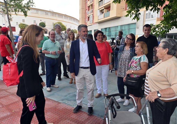 El candidato del PSOE, José Bernal, ha recorrido los barrios de la ciudad .