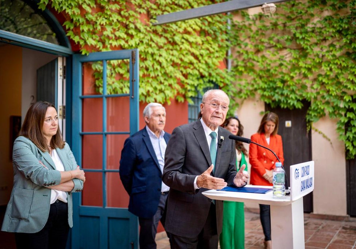 De la Torre, esta mañana, en la Casa Gerald Brenan con integrantes de su candidatura.