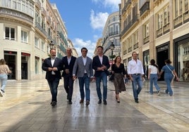 Antonio Alcázar, junto a parte de su equipo, esta mañana en calle Larios.