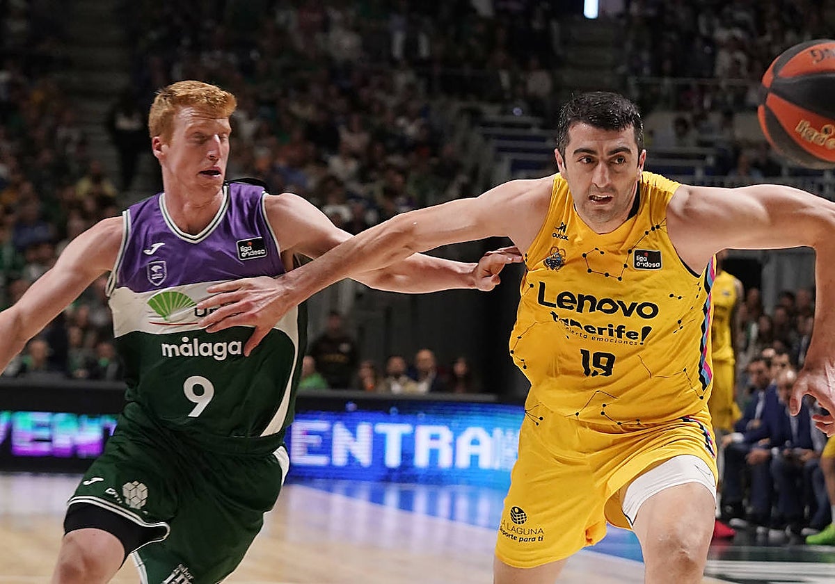 Díaz, en una pugna con Shermadini en el último duelo entre el Unicaja y el Lenovo Tenerife.