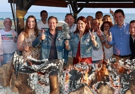 Noelia Losada celebra el cierre de campaña con una espetada en El Palo.