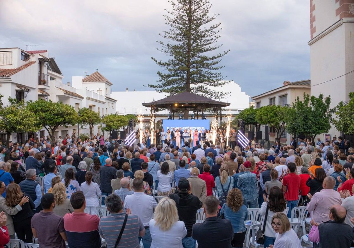 La Plaza del Reloj se llenó en el mitin de cierre de campaña del PP en Estepona.