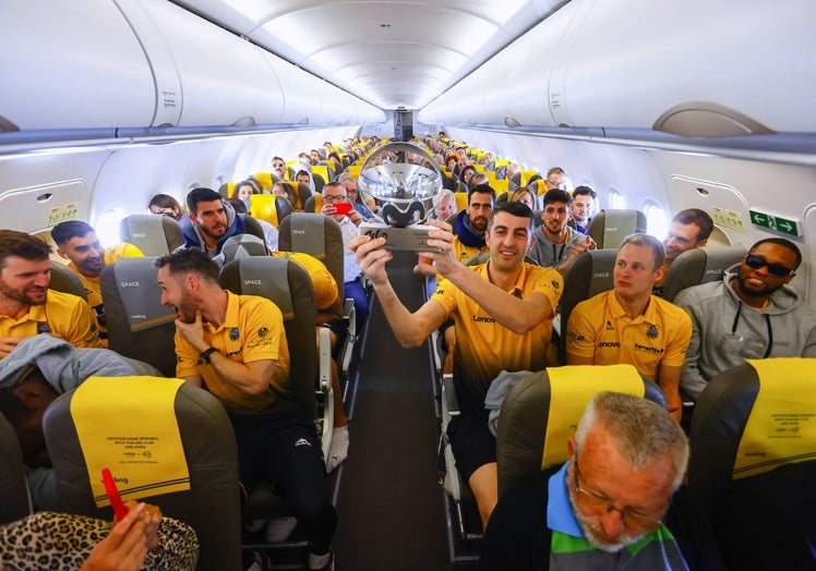 Shermadini, con su galardón de MVP viajando en avión con la plantilla.