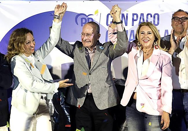 De la Torre, flanqueado por Patricia Navarro y Carolina España.