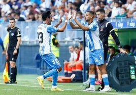 El momento del debut liguero de Bilal (derecha).