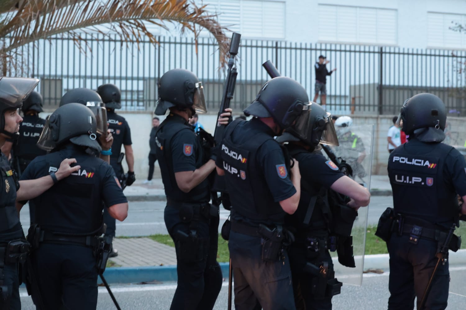 Protestas y cargas policiales en La Rosaleda tras el partido