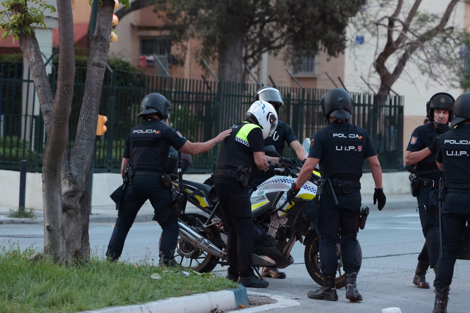 Protestas y cargas policiales en La Rosaleda tras el partido