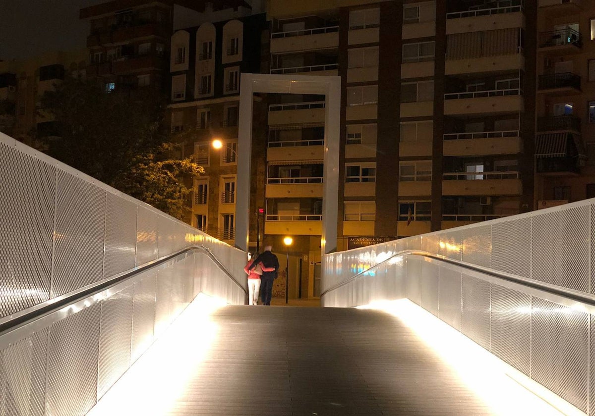 El nuevo puente se ha puesto en uso la noche de este viernes.