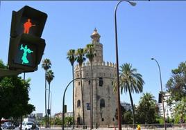 Imagen de un semáforo junto a la Torre del Oro