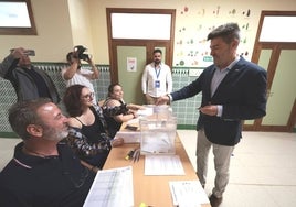 El candidato de Vox, Antonio Alcázar, esta mañana votando en el colegio Caro Baroja de Guadalmar.