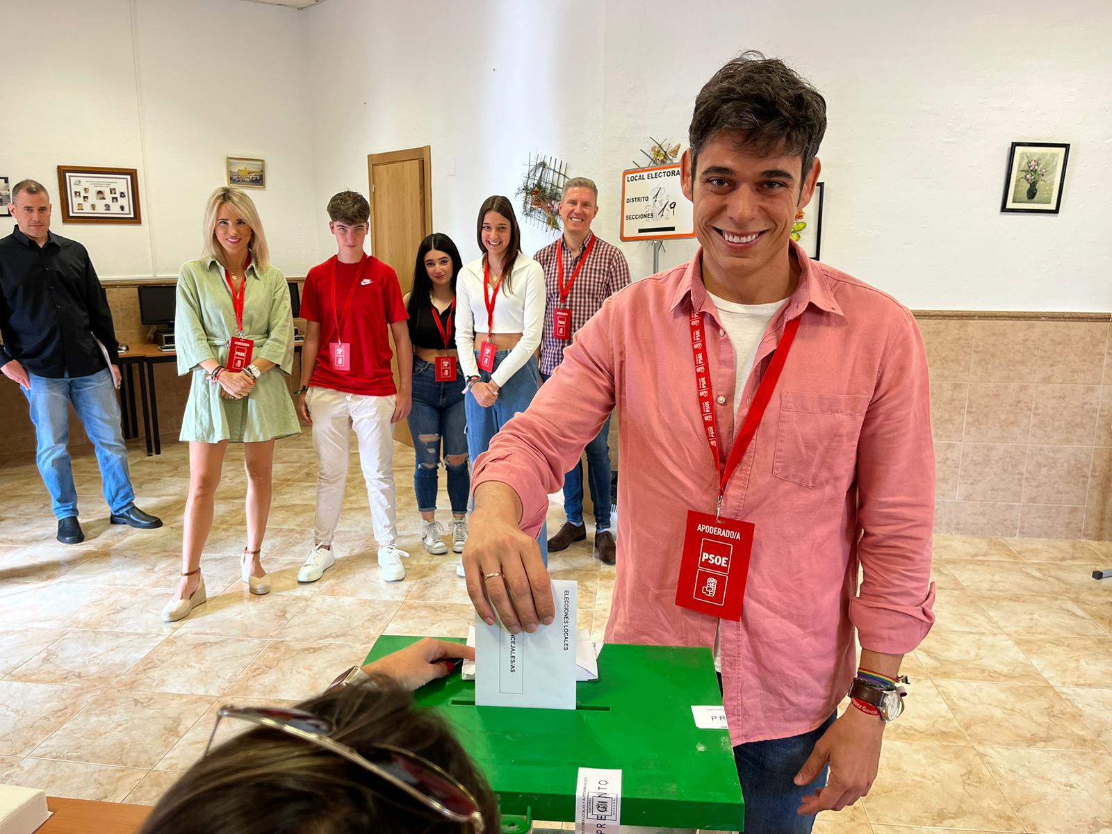 El candidato del PSOE a la Alcaldía de Alhaurín de la Torre, David Márquez, ha ejercido su derecho al voto en el Centro Social Torrealquería.