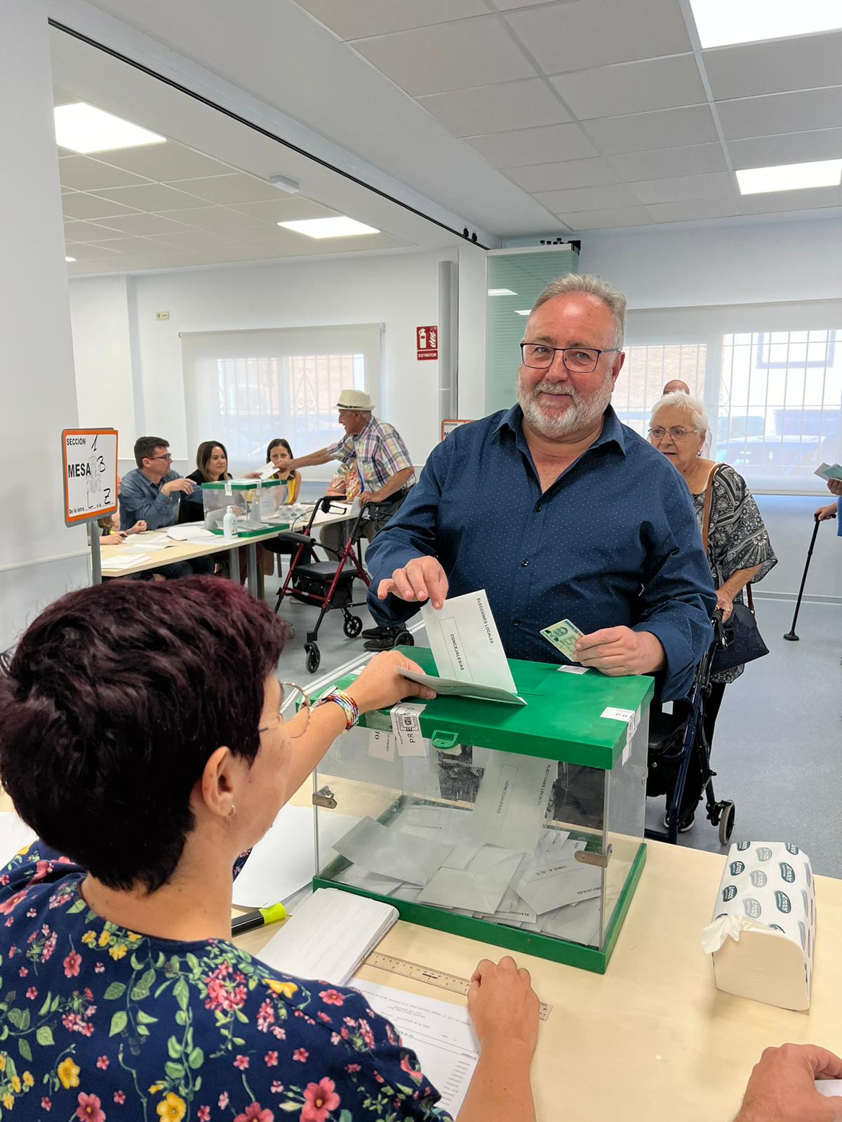 El candidato del PP a la Alcaldía de Alhaurín de la Torre y actual regidor, Joaquín Villanova, ha destacado el «equipazo» de su candidatura tras ejercer su derecho al voto este 28 de mayo en el Centro Cívico La Torre. 